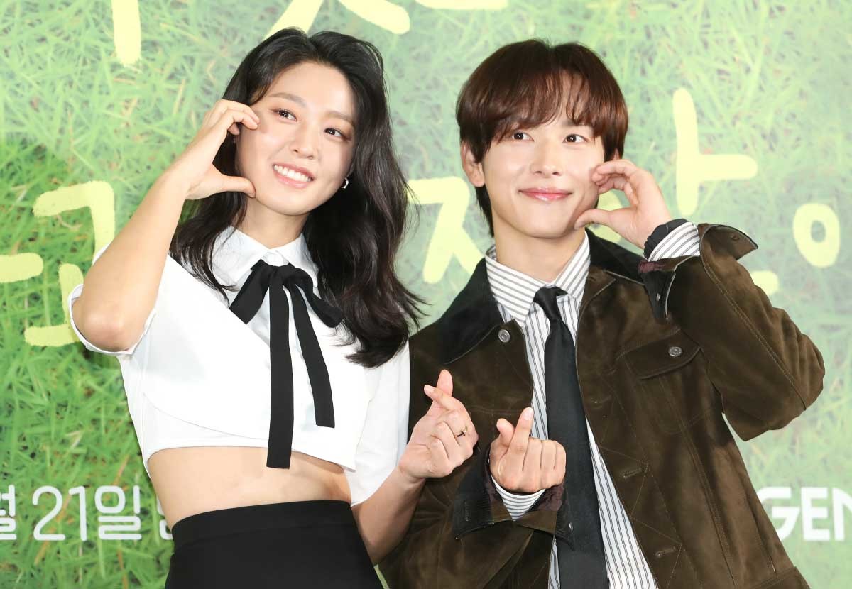 배우 설현과 임시완(오른쪽)이서울 상암동 스탠포드 호텔에서 진행된 지니 TV 오리지널 드라마 '아무것도 하고 싶지 않아' 제작발표회에서 포즈를 취하고 있다. '아무것도 하고 싶지 않아'는 인생 파업을 선언한 자발적 백수 여름(설현 분)과 삶이 물음표인 도서관 사서 대범(임시완 분)의 쉼표 찾기 프로젝트로 복잡한 도시를 떠나 아무것도 하지 않기 위해 찾아간 낯선 곳에서 비로소 나를 찾아가는 이야기를 그렸다. / 뉴스1