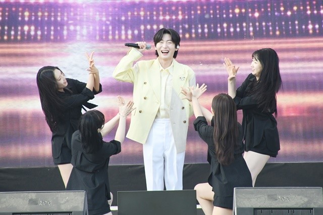 가수 김용빈이 개막 축하공연을 펼쳤다. / 노해섭 기자