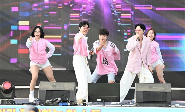 가수 백프로가 개막 축하공연을 하고있다. / 노해섭 기자