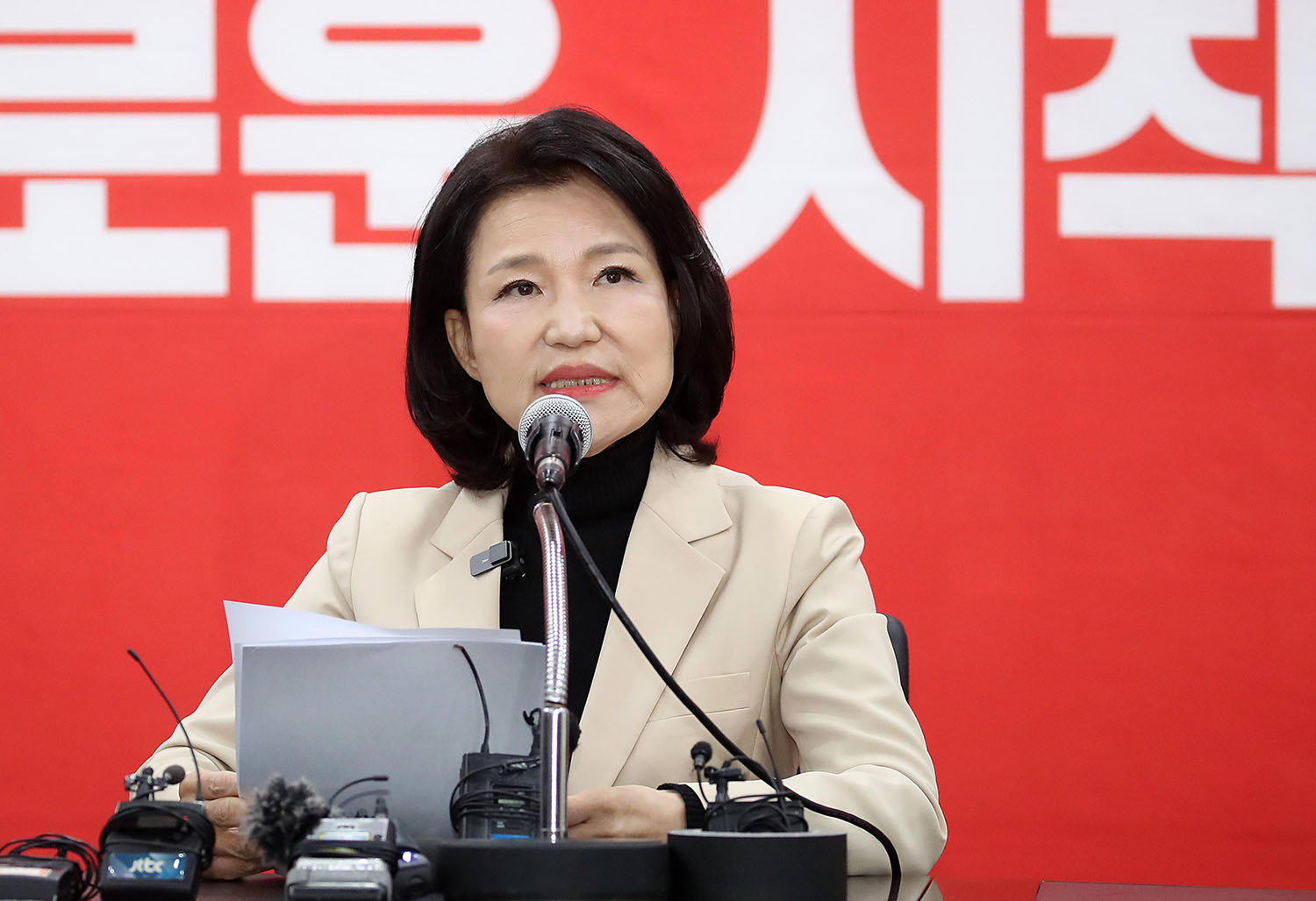 국민의힘 대구시장 경선에서 공천 배제(컷오프)된 이진숙 전 방송통신위원장이 14일 오후 대구 수성구 국민의힘 대구시당에서 기자회견을 하고 있다. / 연합뉴스