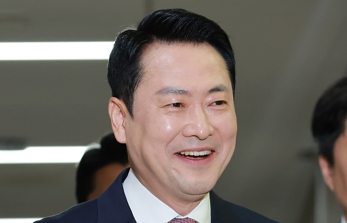 장동혁 국민의힘 대표 자료 사진. 사퇴 압박을 받고 있는 장 대표는 거듭 마이웨이 의지를 밝혔다. 장 대표는 24일 페이스북을 통해 '상황이 좋지 않다고 당 대표에서 물러나는 것은 책임지는 정치인의 모습이 아니다'라며 지방선거 전 사퇴 가능성을 일축했다. / 연합뉴스