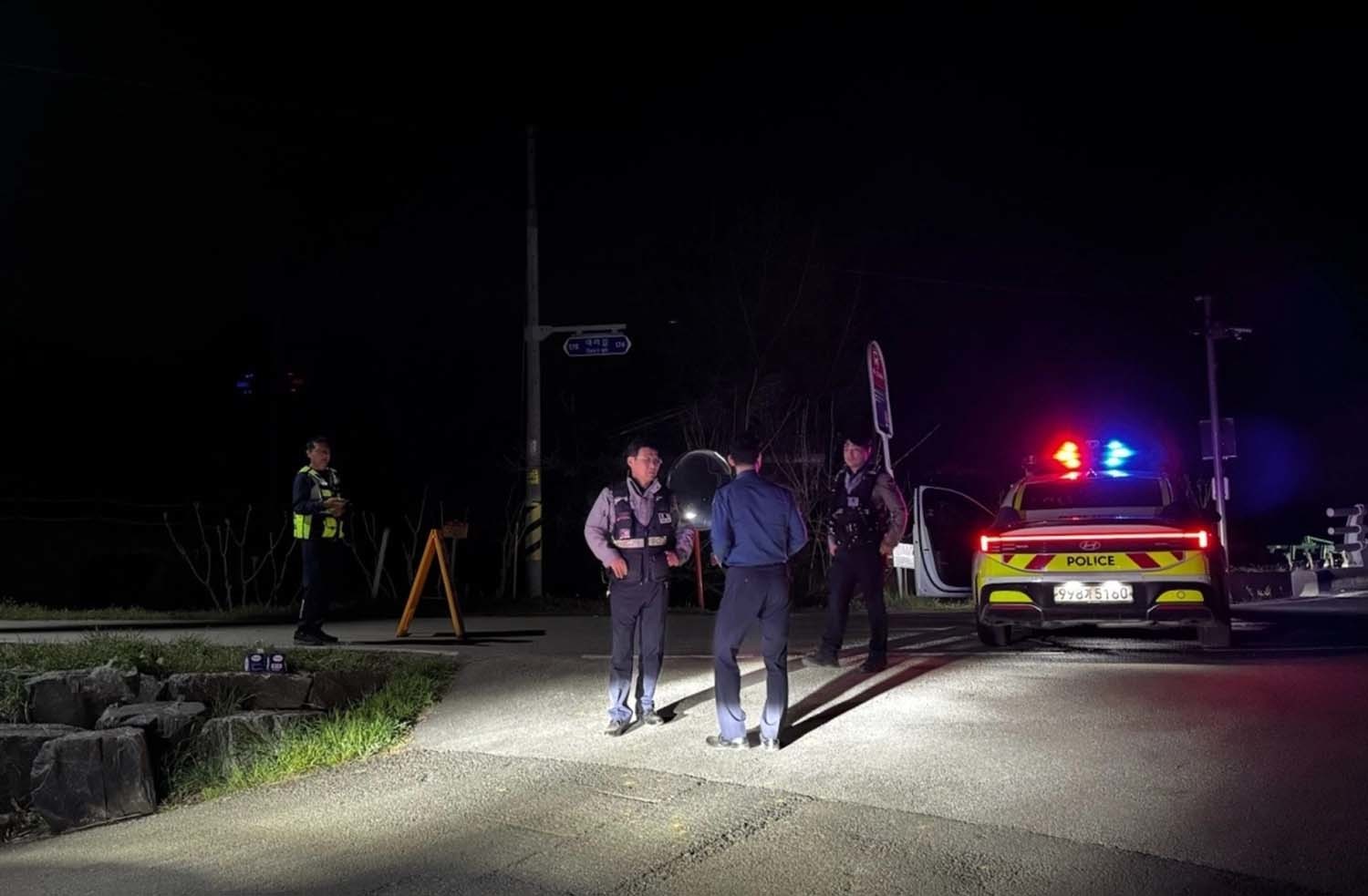 충남 예산군과 경찰이 공포 영화 배경이 된 살목지 인근에서 차량을 통제하고 있다. / 예산군 제공
