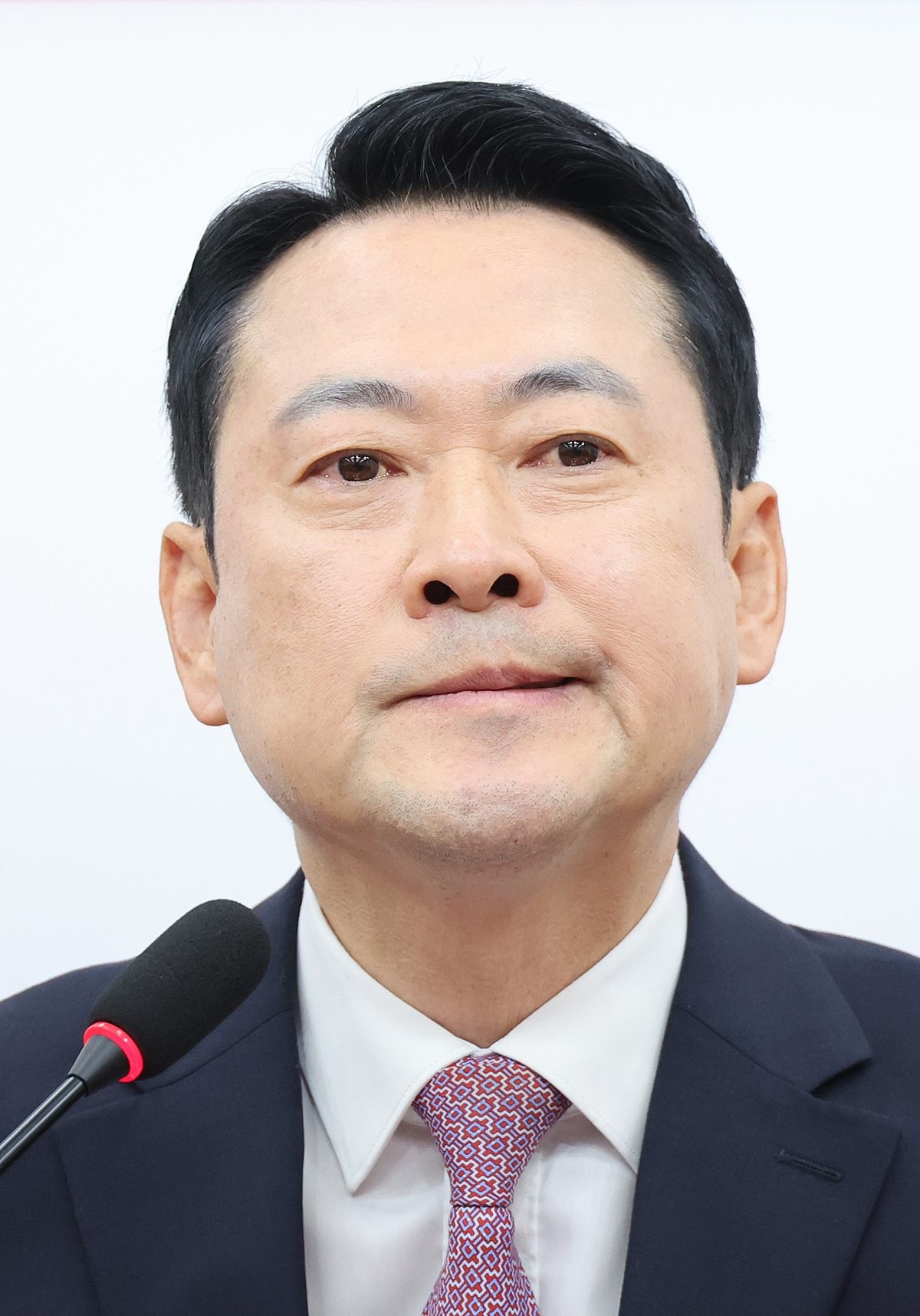 장동혁 국민의힘 대표가 24일 서울 여의도 국회에서 현안 관련 브리핑에서 취재진의 질의를 듣고 있다. 자료 사진 / 뉴스1