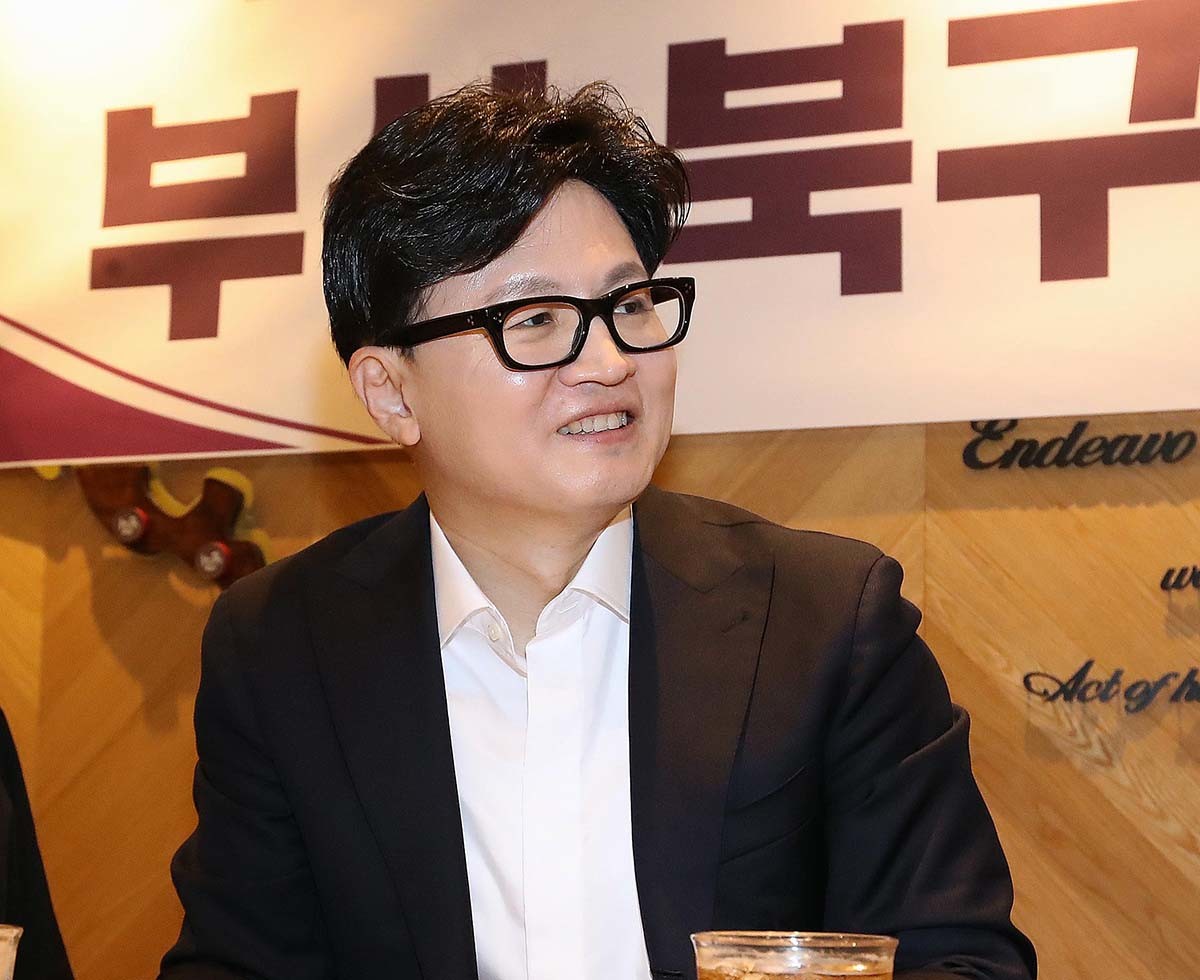 한동훈 전 국민의힘 대표가 20일 부산 북구 한 카페에서 열린 '부산 북구 학부모 소통간담회'에 참석해 있다. / 뉴스1