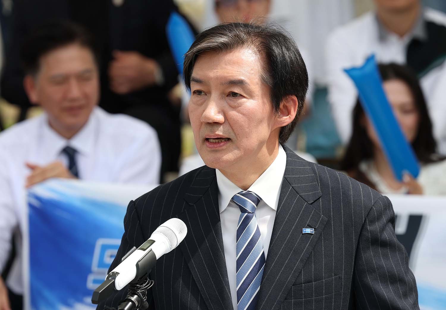 조국 조국혁신당 대표가 19일 경기 평택시 고덕동 함박산중앙공원 음악분수 야외무대에서 국회의원 재·보궐선거 경기 평택을 출마 기자회견을 하고 있다. / 뉴스1