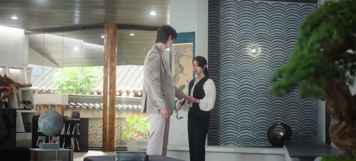 '21세기 대군부인' 변우석과 아이유. / MBC '21세기 대군부인'