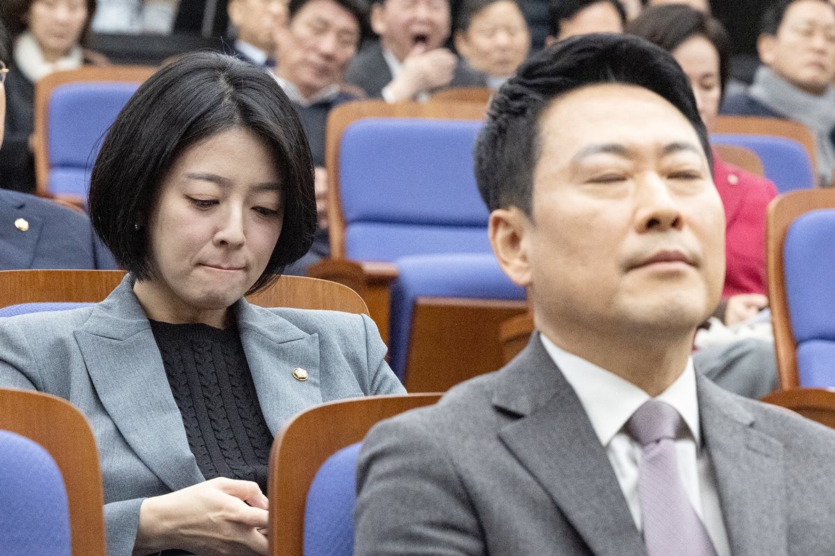 배현진 국민의힘 의원이 서울 여의도 국회에서 열린 의원총회에 참석해 있다. 앞에는 장동혁 국민의힘 대표가 있다. 자료 사진 / 뉴스1