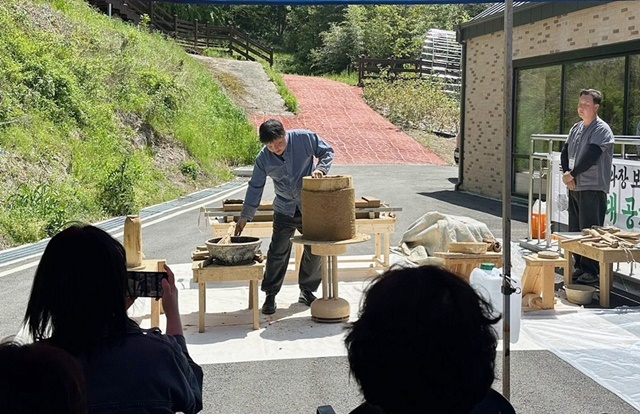 “장인의 손길로 빚어낸 한국의 미(美)”… 장흥군, ‘전통기와’ 무형문화유산 체험 성황