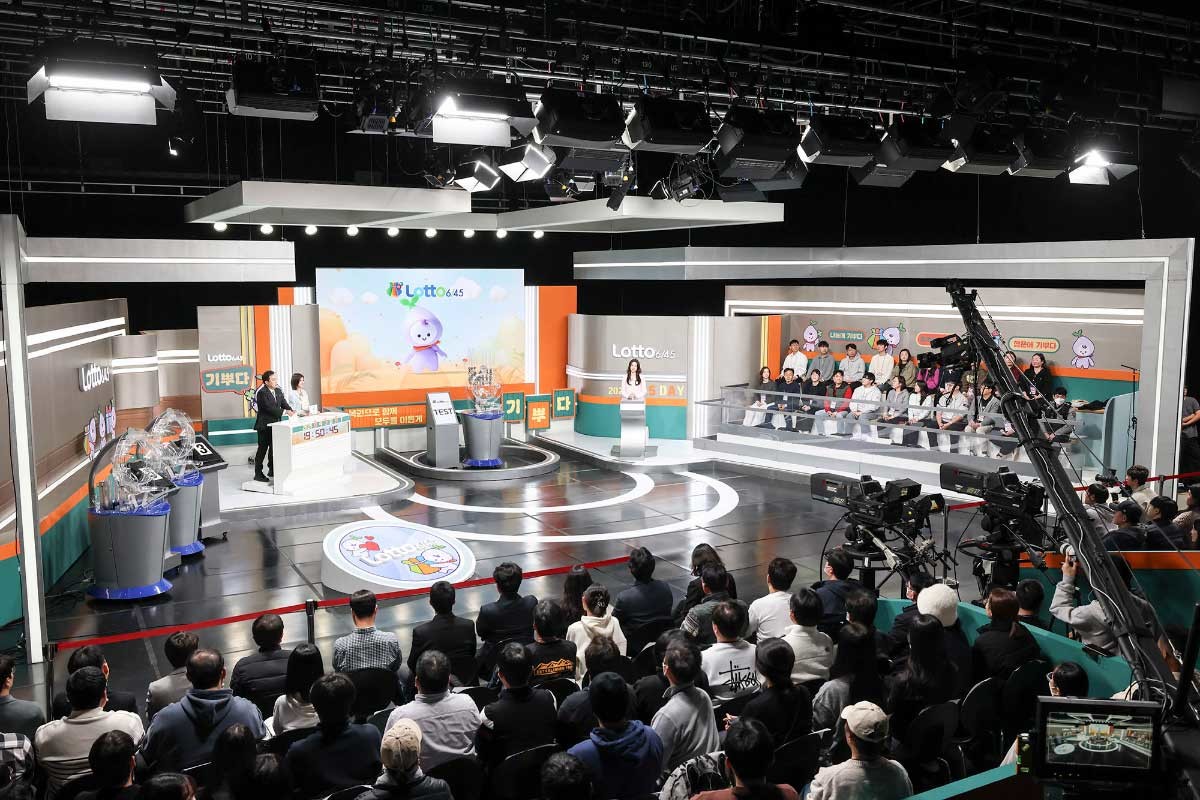 국민 100명 초청 로또645 추첨 방송. 지난해 11월 29일 서울 마포구 상암MBC에서 열린 대국민 로또 추첨 생방송 ‘645 데이’에 참석한 일반인 참관단 100명이 로또645 추첨 방송 리허설 현장을 지켜보고 있다. / 뉴스1