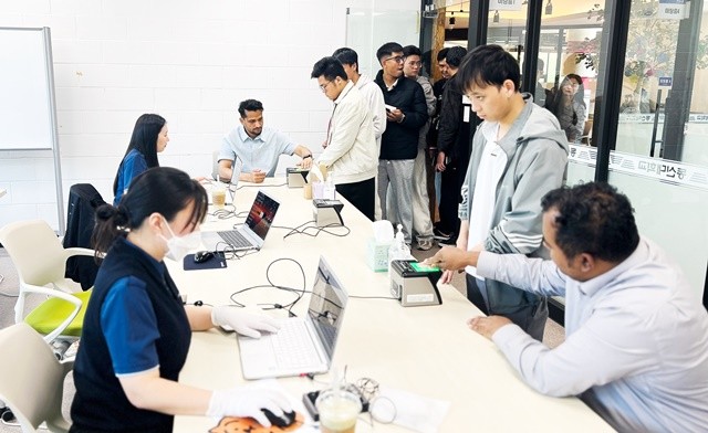 동신대학교(총장 이주희)가 최근 광주출입국·외국인사무소와 협력해 외국인 유학생들의 체류 등록 편의를 높이기 위한 교내 ‘찾아가는 이동출입국 서비스’를 운영해 호응을 얻었다. / 동신대