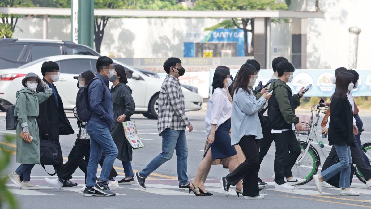 출근하는 직장인들. / 연합뉴스