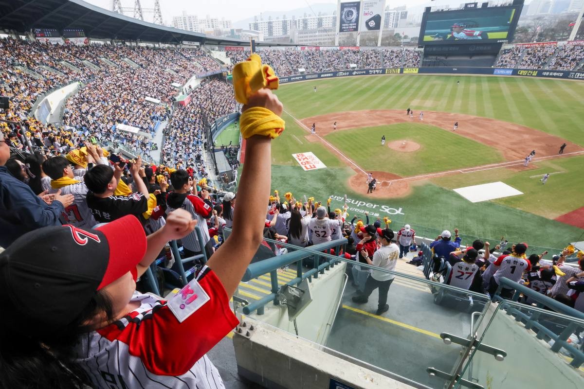 서울 송파구 잠실야구장에서 열린 프로야구 2026 KBO리그 kt wiz와 LG 트윈스의 경기에서 관중들이 응원전을 펼치고 있다. / 연합뉴스