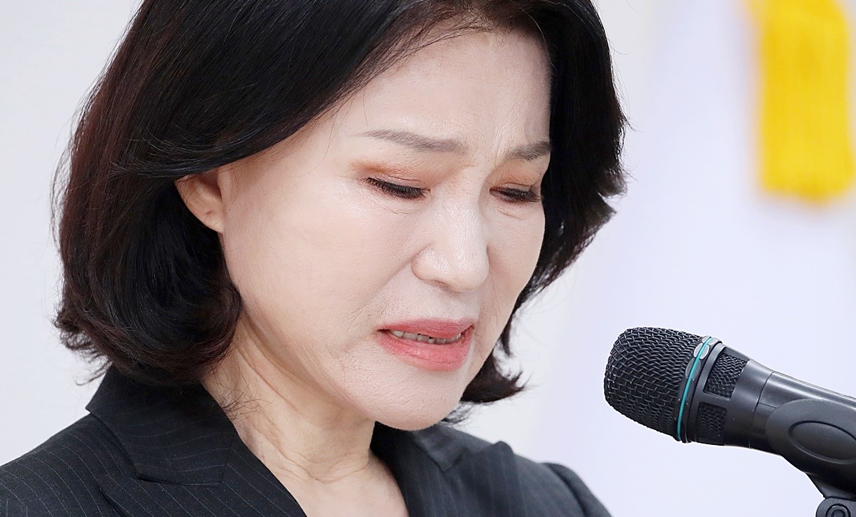 이진숙 전 방송통신위원회 위원장이 대구시장 선거 불출마를 선언하며 눈시울을 붉히고 있다. 이진숙 전 위원장은 25일 오전 국민의힘 대구시당 당사에서 기자회견을 열고 불출마 입장을 밝혔다. 이 전 위원장은 이날 기자회견에서 '오늘 저는 대구시장 예비후보라는 자리를 내려놓는다'라며 '내일(26일) 국민의힘 대구시장 후보가 선출되면 그분이 민주당 후보를 이길 수 있도록 힘을 보태겠다. 대구를 무도한 민주당 정권으로부터 지켜내겠다'라고 밝혔다. / 뉴스1