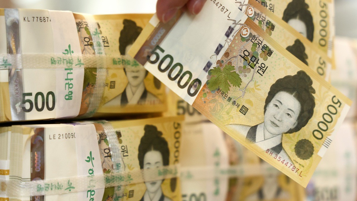 서울 중구 하나은행 위변조센터에서 직원이 5만원권을 정리하고 있다. / 뉴스1