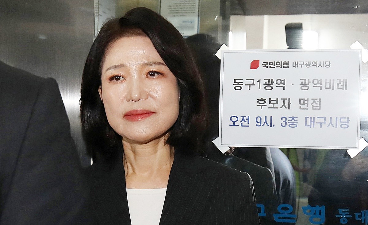 이진숙 전 방송통신위원회 위원장이 25일 오전 국민의힘 대구시당에서 대구시장 선거 불출마를 선언한 뒤 당사를 떠나고 있다.     이 전 위원장은 이날 기자회견에서 '오늘 저는 대구시장 예비후보라는 자리를 내려놓는다'라며 '내일(26일) 국민의힘 대구시장 후보가 선출되면 그분이 민주당 후보를 이길 수 있도록 힘을 보태겠다. 대구를 무도한 민주당 정권으로부터 지켜내겠다'라고 밝혔다.    / 뉴스1
