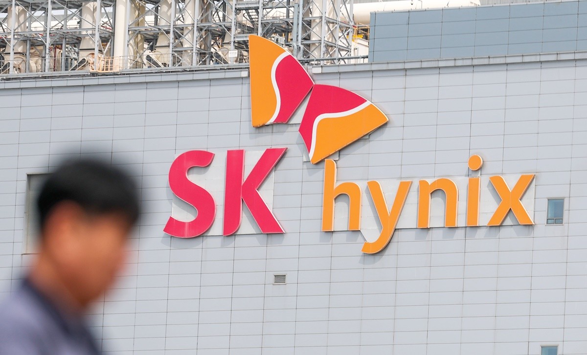 SK하이닉스 자료 사진. 일본 노무라증권은 24일 SK하이닉스 목표가를 기존 193만 원에서 234만 원으로 조정했다. 이는 목표가를 21% 상향 조정한 수치다.     이와 관련해 노무라증권은 '메모리 업체들은 주요 고객들과 물량, 가격, 계약금 등에서 유리한 조건을 놓고 장기 공급 계약을 논의 중'이라며 '이런 계약이 성공적으로 체결돼 메모리 산업의 새로운 비즈니스 모델로 자리 잡는다면 메모리 업체들의 높은 수익성은 중장기적으로 지속될 수 있을 것'이라고 판단했다.         / 연합뉴스