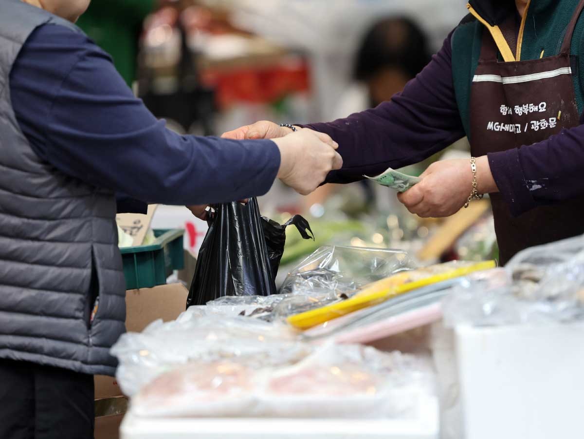 시장에서 장사를 하고 있는 소상공인. / 뉴스1