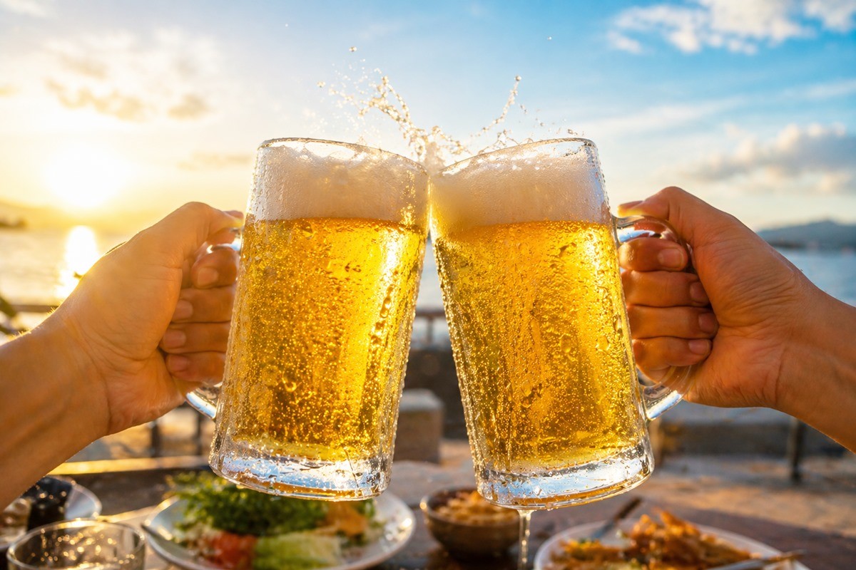 시원한 맥주 모습. 기사 이해를 돕기 위해 AI를 활용해 제작한 자료 사진. 실제 모습과 다소 차이가 있을 수 있음. 맥주를 마셨을 때 기분이 좋아지는 이유 중 하나로 최근 주목되는 것이 바로 비타민 B6이다. 비타민 B6는 세로토닌과 도파민 같은 신경전달물질의 생성에 직접적으로 관여한다. 세로토닌은 흔히 행복 호르몬으로 불리며 기분 안정과 스트레스 완화에 중요한 역할을 한다. 도파민 역시 보상과 쾌감, 동기 부여에 관련된 신경전달물질로 우리의 감정 상태와 깊이 연결돼 있다.