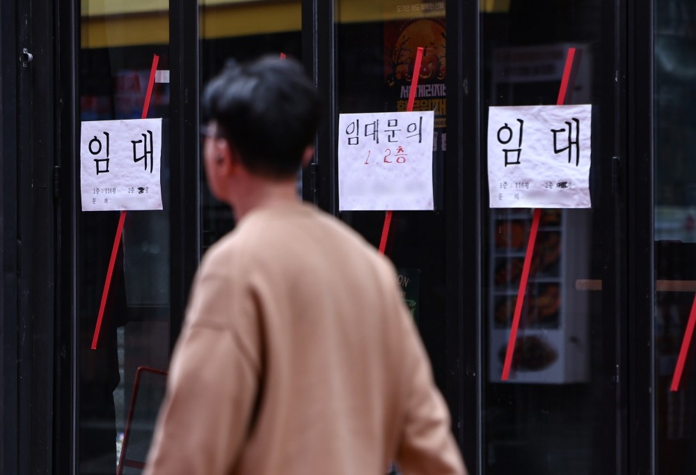 서울 시내 한 술집으로 운영했던 가게에 임대 문구가 붙어 있다. / 뉴스1