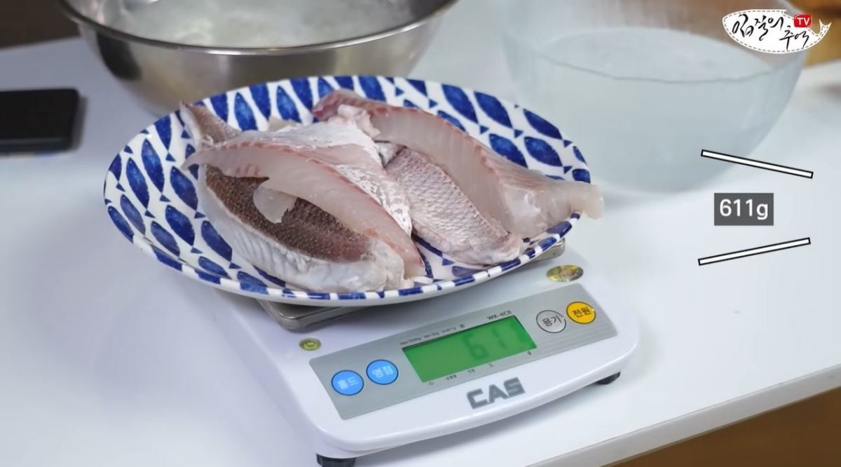 인터넷에서 구매한 참돔의 수율을 재보니, 611g으로 측정됐다. / 유튜브 '입질의추억TV jiminTV'