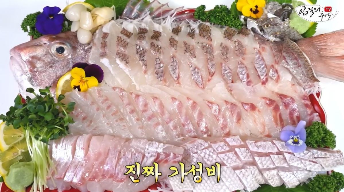 인터넷에서 주문한 참돔 횟감을 손질한 모습. / 유튜브 '입질의추억TV jiminTV'