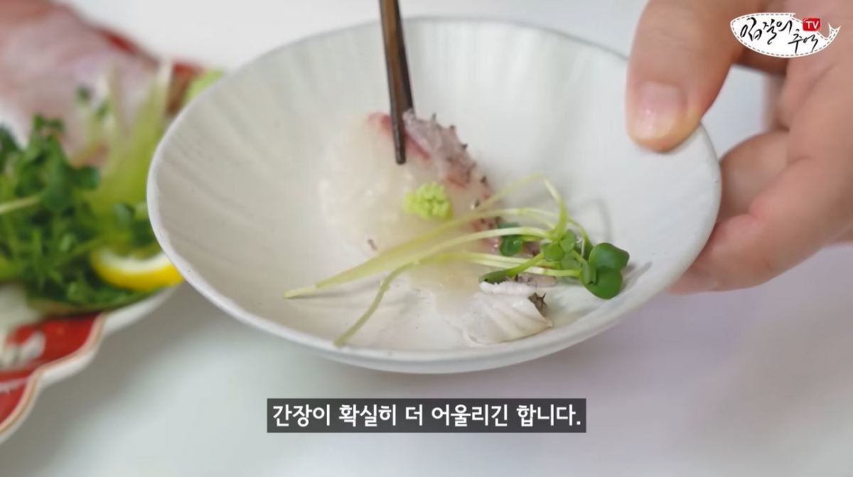 손질한 참돔회를 맛 보는 모습. / 유튜브 '입질의추억TV jiminTV'