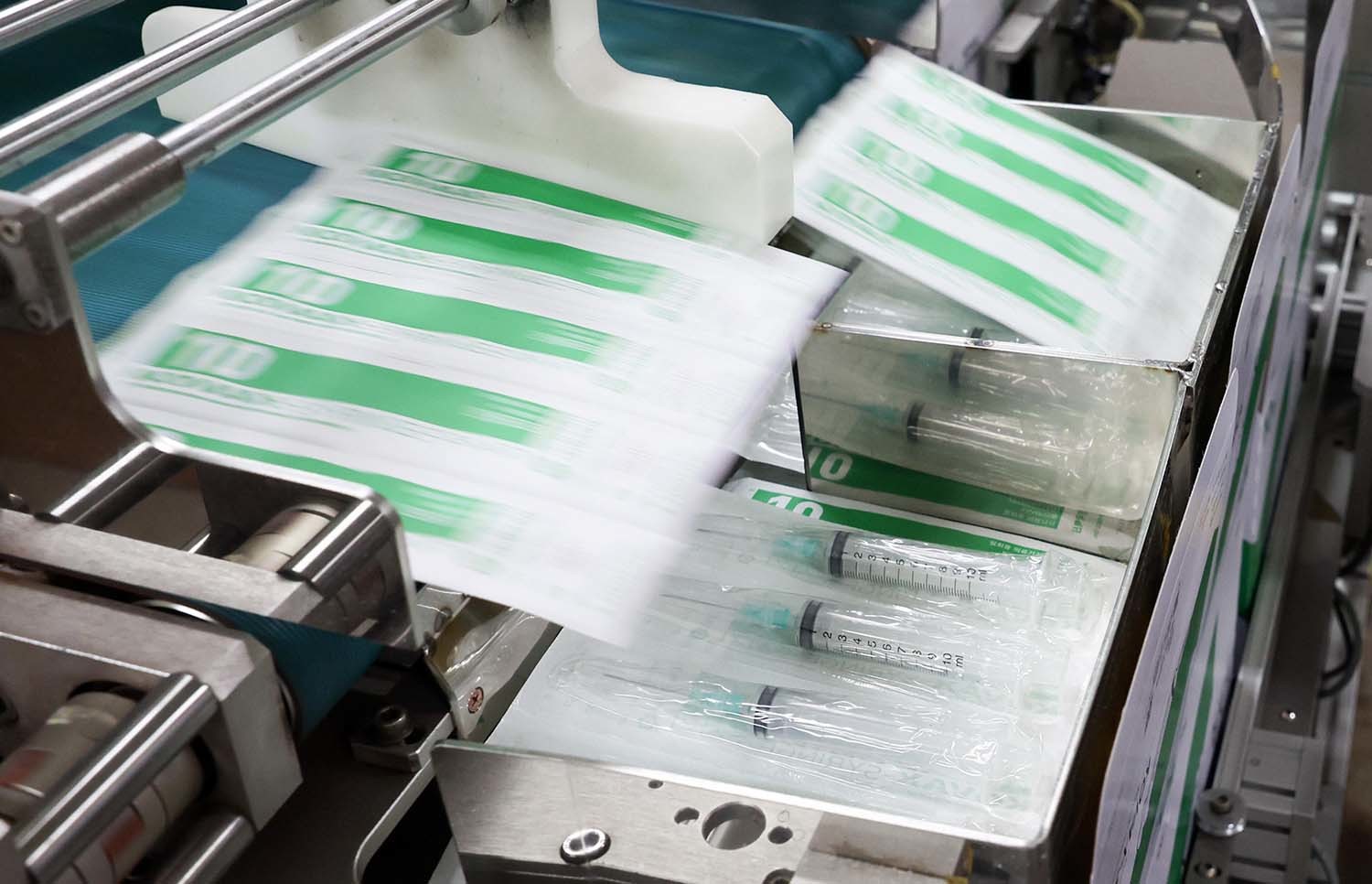 15일 경기도 안산시 단원구 한국백신 공장에서 완성된 주사기 포장작업이 진행되고 있다. /뉴스1 (공동취재)