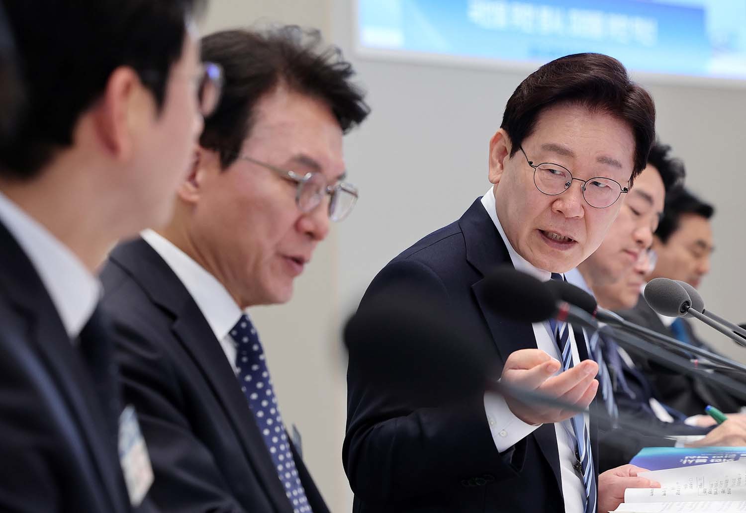 이재명 대통령이 17일 청와대에서 열린 공공기관 및 유관기관 업무보고에서 김민석 총리에게 발언을 하고 있다./ 뉴스1