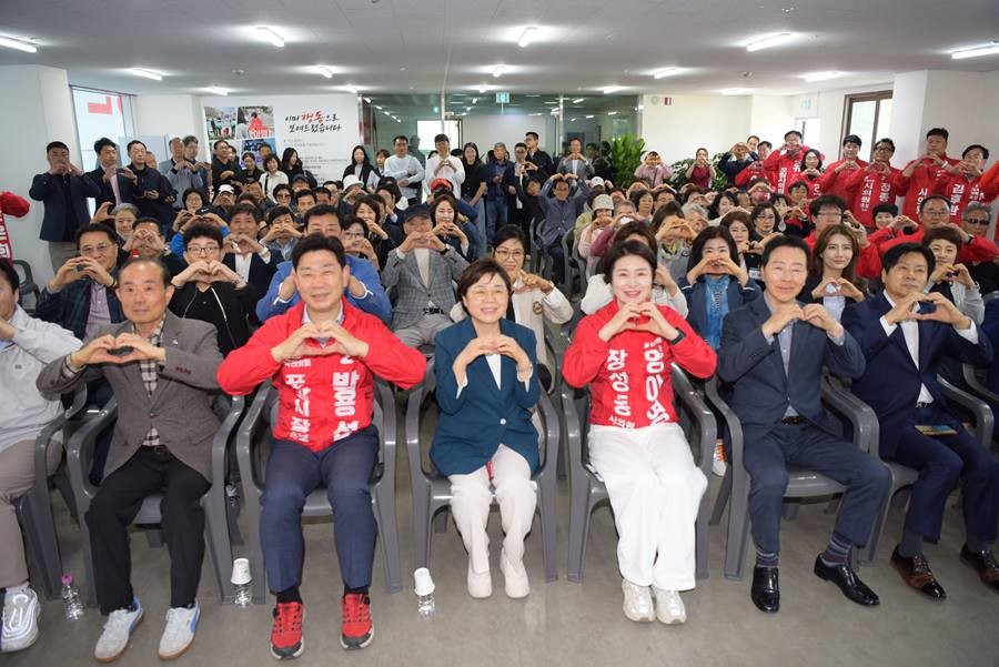 양아영 국민의힘 포항시의원 예비후보가 25일 포항시 북구 장성동 두산위브사거리 인근 선거사무소에서 개소식을 열고 본격적인 선거 행보에 나섰다./이하 양아영 제공