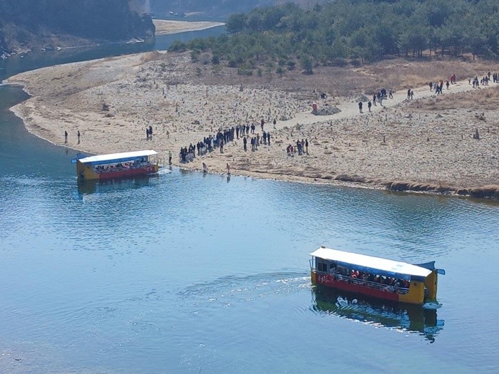 8일 오후 강원 영월군 청령포에 여행객들이 몰려들고 있다. 조선 6대 임금 단종을 다룬 영화 '왕과 사는 남자'(왕사남)의 누적 관객 수가 1000만 명을 넘어선 가운데, 단종 유배지였던 청령포에 영화 관람객을 비롯한 관광객들이 배를 타며 여행을 즐기고 있다. / 뉴스1