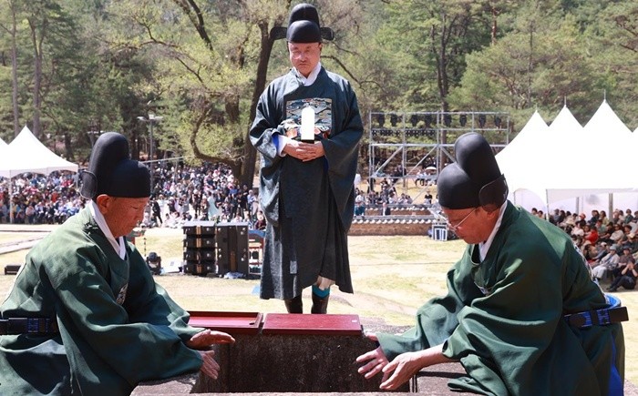 조선 6대 임금 단종을 다룬 영화 '왕과 사는 남자'의 흥행 효과로 특수를 누리고 있는 강원 영월군이 지난 24일부터 오는 26일까지 영월 장릉과 동강 둔치, 청령포 일원에서 제59회 단종문화제를 열고 있는 가운데, 행사 둘째 날 문화제의 주요 행사인 단종제향 일정이 진행되고 있다. (영월군 제공. 재판매 및 DB금지) 2026.4.25/뉴스1