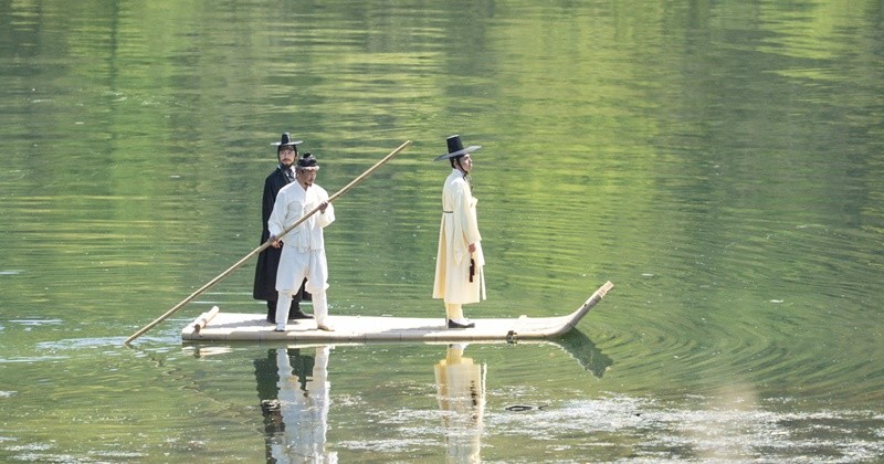 강원 영월군이 24~26일 영월 장릉과 동강 둔치, 청령포 일원에서 지역 대표 축제인 제59회 단종문화제를 준비한 가운데, 행사 첫날 단종 유배길 행사가 진행되고 있다. 영월군은 최근 조선 6대 임금 단종을 다룬 영화 '왕과 사는 남자'의 흥행 효과로 관광 특수를 누리고 있다. / 뉴스1