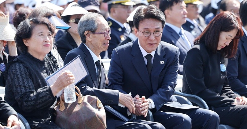 김민석 국무총리가 24일 서울 동작구 국립서울현충원에서 열린 제3회 순직의무군경의 날 기념식에서 편지 낭독을 마친 故 한승우 이병의 아버지 한일석 씨를 위로하고 있다. 2026.4.24/뉴스1