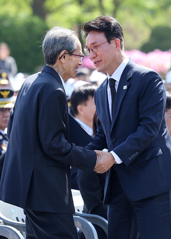 김민석 국무총리가 24일 서울 동작구 국립서울현충원에서 열린 제3회 순직의무군경의 날 기념식에서 편지 낭독을 마친 故 한승우 이병의 아버지 한일석 씨를 위로하고 있다. 2026.4.24/뉴스1