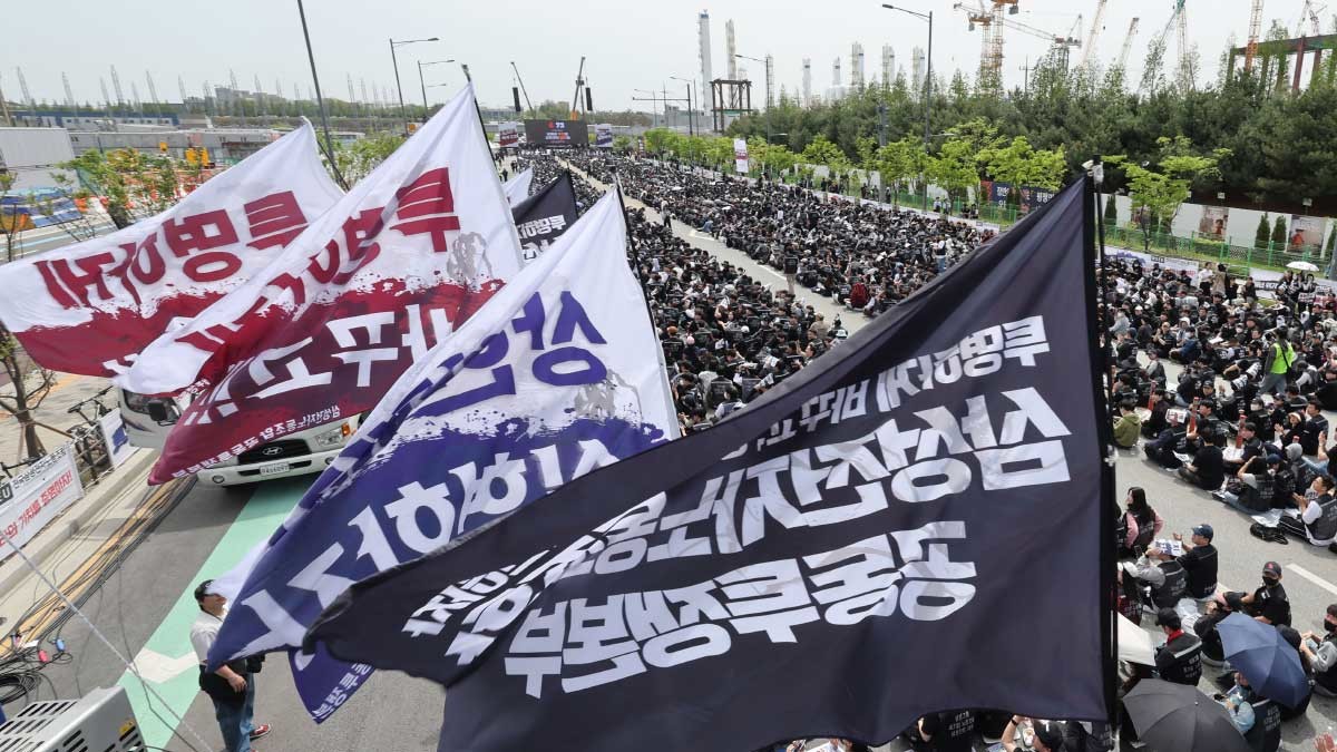 삼성전자 노조 결의대회 열린 평택캠퍼스. 23일 경기 평택시 고덕동 삼성전자 평택캠퍼스에서 열린 삼성전자 노동조합 공동투쟁본부 '4·23 투쟁 결의대회'에서 조합원들이 구호를 외치고 있다. / 뉴스1