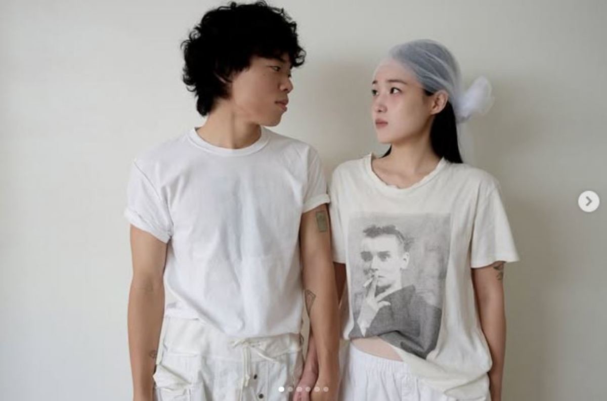 25일 SNS에 게시된 가수 오존(왼)과 싱어송라이터 전주니(오)의 결혼 사진. / 오존 인스타그램