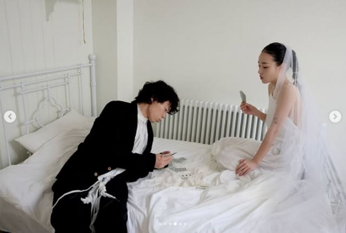 25일 SNS에 게시된 가수 오존(왼)과 싱어송라이터 전주니(오)의 결혼 사진. / 오존 인스타그램