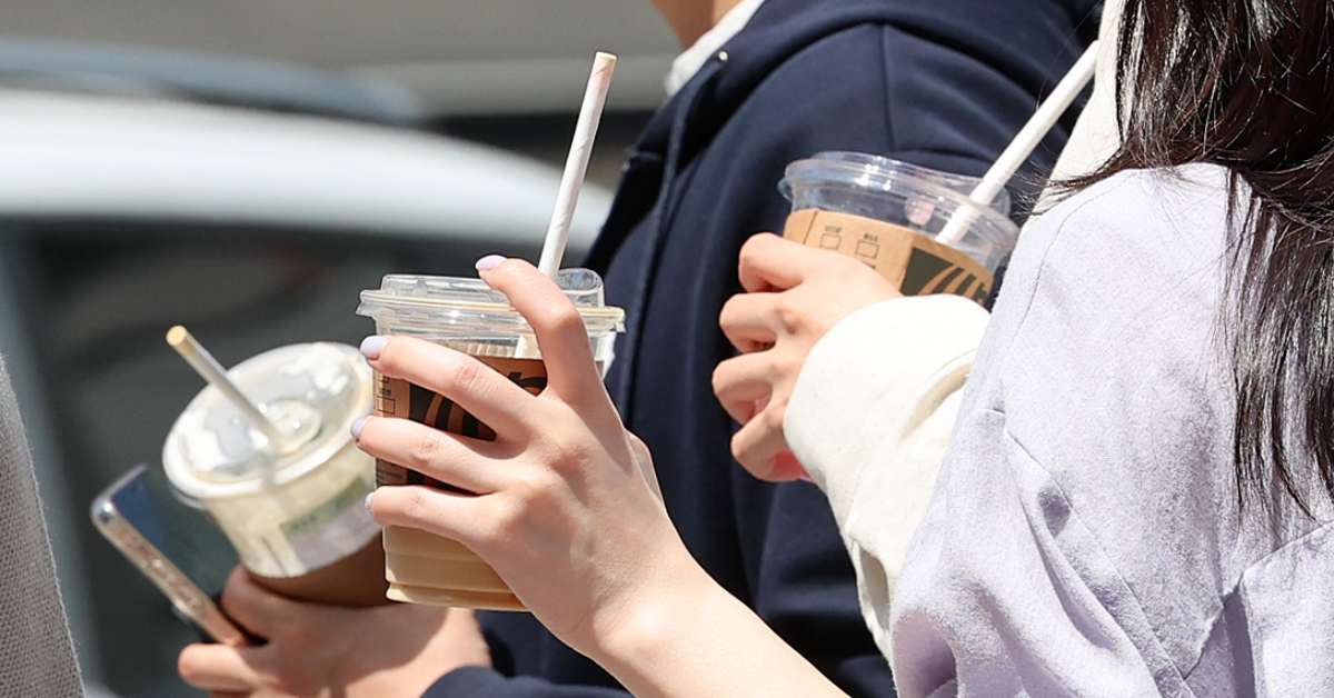 뜨거운 커피만 문제인 줄 알았는데… 미세플라스틱 검출된 뜻밖의 ‘음료’