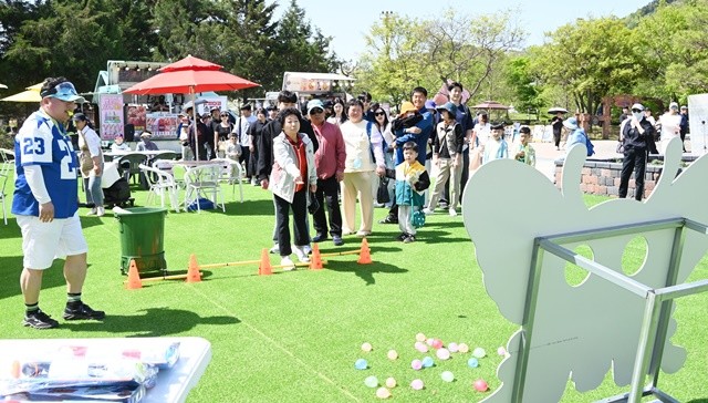 축제장을 찾은 관광객들이 게릴라 이벤트에 참여해 게임을 하고있다. / 노해섭 기자