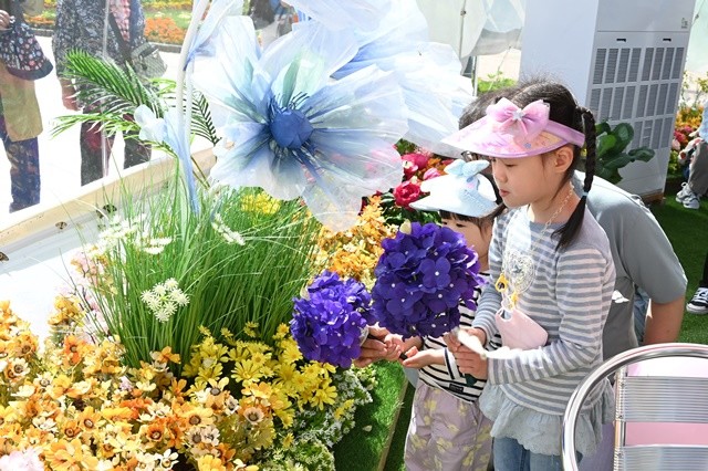 주말을 맞아 축제장을  찾은 어린이들이 나비먹이주기 체험을 하고 있다. / 노해섭 기자