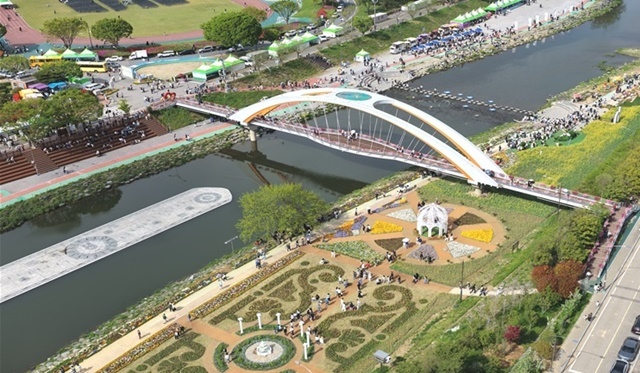 “봄꽃야행의 여운은 계속된다”... 화순군, ‘2026 화순 봄꽃 축제’ 꽃강길 경관 전시 5월 10일까지 연장