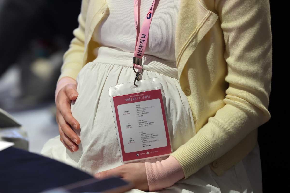 지난해 10월 서울 영등포구 여의도 페어몬트 엠베서더 호텔에서 열린 '제20회 임산부의 날 기념행사'에서 임산부가 배를 만지고 있다. / 뉴스1