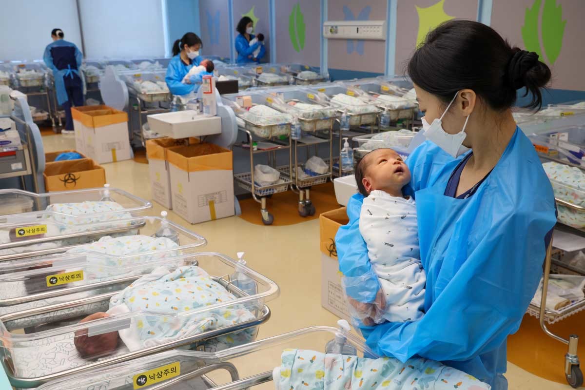 혼인 증가·합계출산율 증가로 2월 출생아 수 '13.6% 증가'. 22일 경기 고양시 차의과학대학교 일산차병원 신생아실에서 간호사들이 신생아를 돌보고 있다. 국가데이터처가 이날 발표한 2026년 2월 인구동향에 따르면 지난 2월 출생아 수는 2만 2898명으로 전년 대비 13.6% 늘었다. 합계출산율(여자 1명이 평생 낳을 것으로 예상되는 평균 출생아 수)은 0.93명으로 지난해 1월 월간 통계를 처음 발표한 이후 가장 큰 증가 폭을 보였다. / 뉴스1