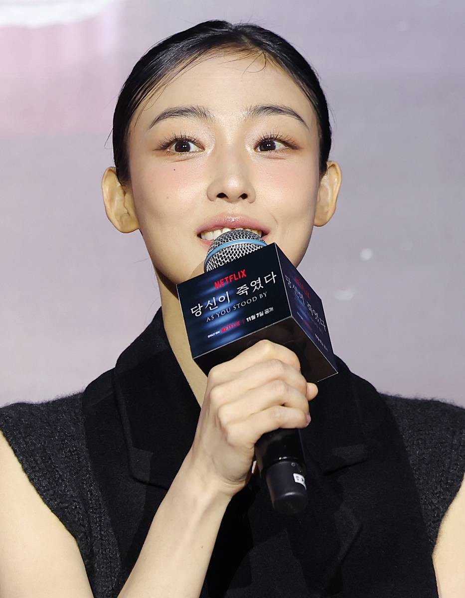 배우 전소니가 지난해 11월 5일 오전 서울 용산구 CGV용산아이파크몰에서 열린 넷플릭스 시리즈 ‘당신이 죽였다’ 제작발표회에 참석해 인사말을 하고 있다. ‘당신이 죽였다’는 죽거나 죽이지 않으면 벗어날 수 없는 현실 앞에서 살인을 결심한 두 여자가 예상치 못한 사건에 휘말리며 벌어지는 이야기다 / 뉴스1