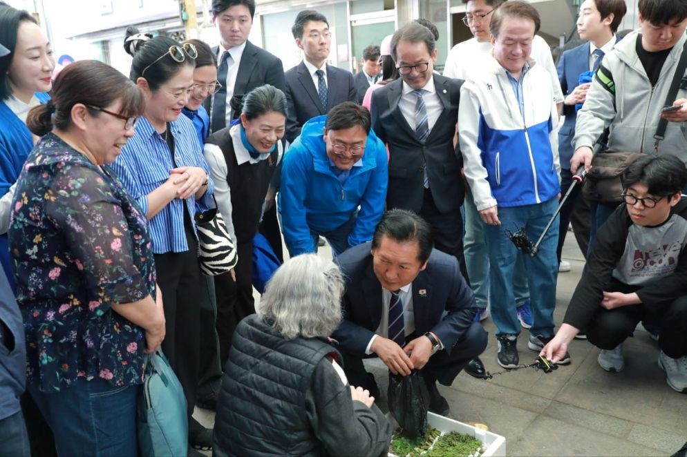 세종전통시장에서 시민의 고충과 어려움을 소통하는 정청래 대표 / 조상호 세종시장 후보 캠프