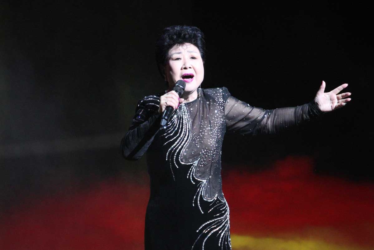 가수 현미가 지난 2017년 경북 안동문화예술의전당 웅부홀에서 열린 '청춘음악극 그시절 그노래' 무대에 올라 '서울야곡'과 '밤안개'를 열창하고 있다. / 뉴스1