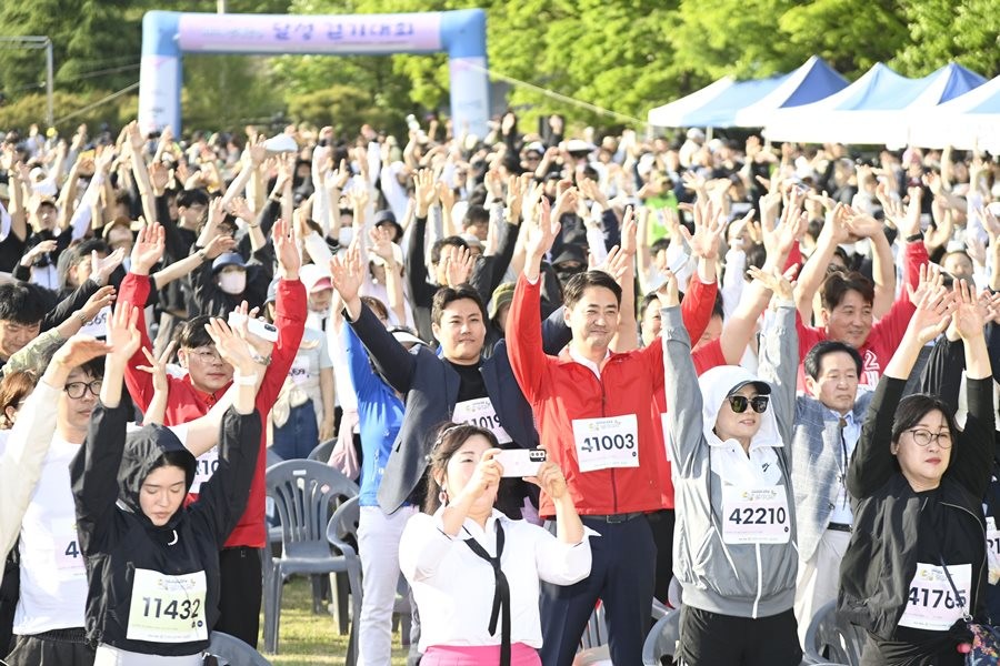 지난 25일 2026 송해공원 달성 걷기대회 참여자들이 대회에 앞서 스트레칭을 하고 있다.  / 대구 달성군 제공