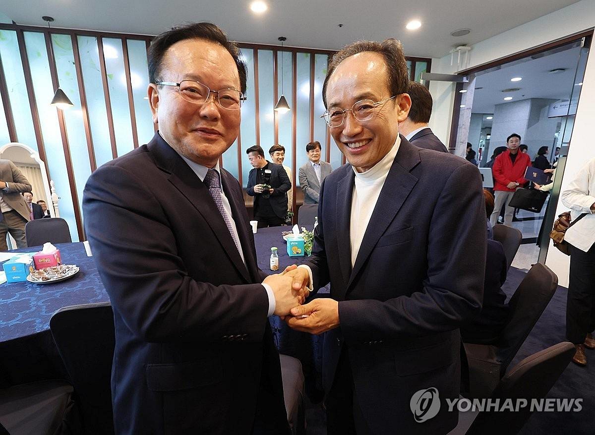 장애인의 날인 지난 20일 오후 대구 북구 엑스코에서 열린 46회 장애인의날 대구시 기념식에서 김부겸 더불어민주당 대구시장 예비후보(왼쪽)와 추경호 국민의힘 예비경선 후보가 인사를 나누고 있다 / 연합뉴스