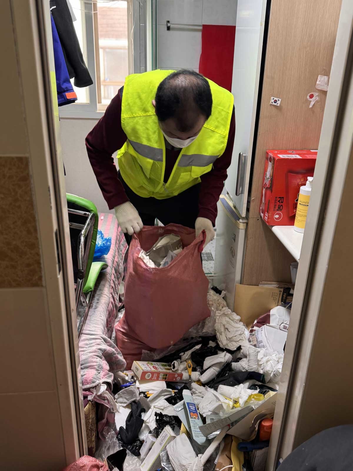 영등포 한 주택의 청소 전 모습. / 뉴스1