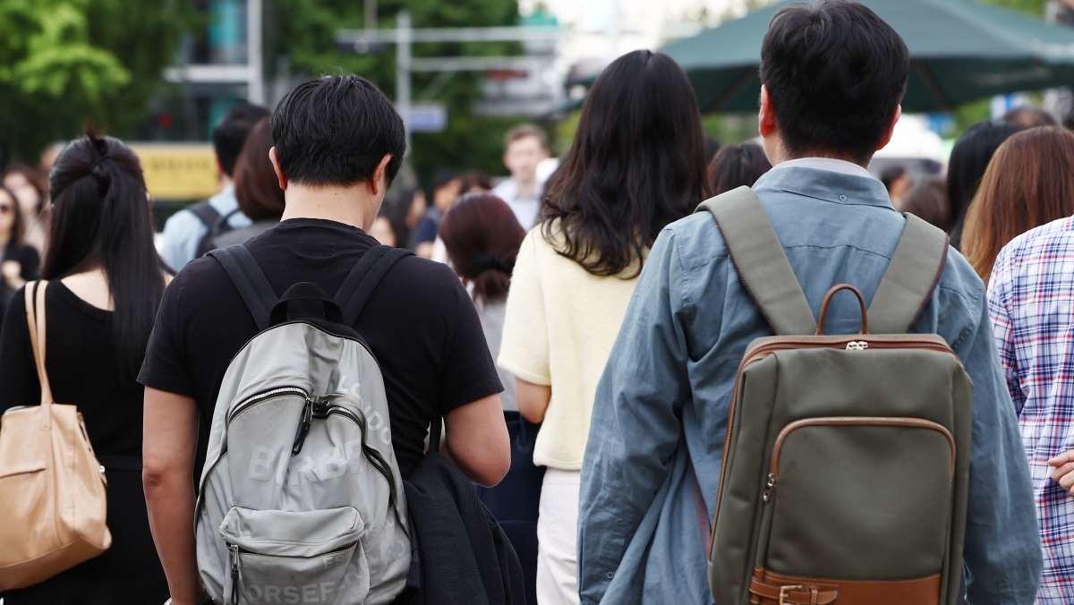 서울 광화문 세종대로 사거리에서 시민들이 발걸음을 옮기고 있다.  / 뉴스1